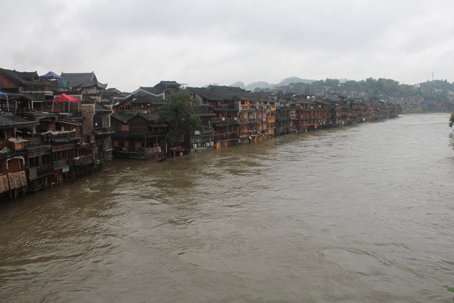 Loạt ảnh đáng sợ về cơn đại hồng thủy ở miền nam Trung Quốc gây ra bởi những cơn mưa dai dẳng kéo dài hơn 30 ngày - Ảnh 6.