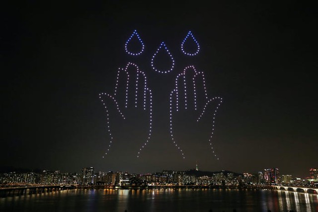 Hàng trăm drone thắp sáng bầu trời, truyền thông điệp tích cực về dịch Covid-19 tại Hàn Quốc - Ảnh 2.