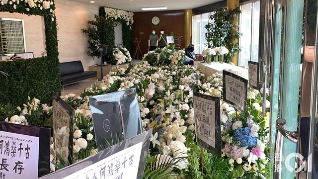Tang lễ Vua sòng bài Macau: Tiếp tục gây chú ý với 6 tỷ đồng hoa tang và lời nhắn thâm tình của 3 bà vợ dành cho chồng quá cố - Ảnh 15.