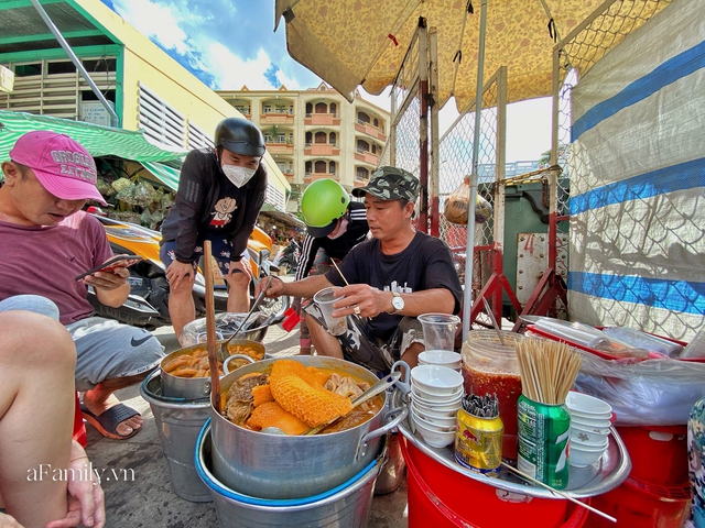 Hàng phá lấu 30 năm nổi tiếng đắt nhất Sài Gòn ở khu chợ Lớn nay đã vượt mốc hơn nửa triệu/kg, vẫn độc quyền mùi vị và khách tứ phương đều tìm tới ăn - Ảnh 1.