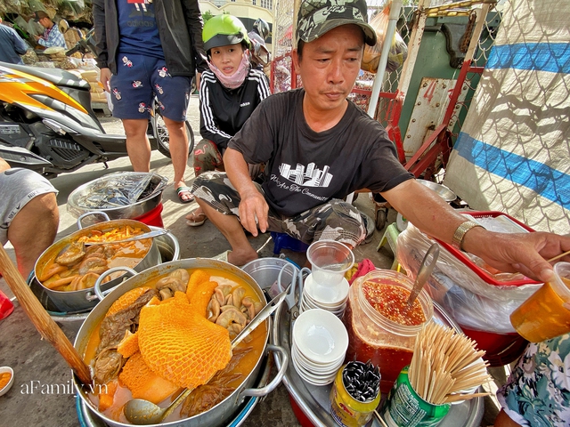 Hàng phá lấu 30 năm nổi tiếng đắt nhất Sài Gòn ở khu chợ Lớn nay đã vượt mốc hơn nửa triệu/kg, vẫn độc quyền mùi vị và khách tứ phương đều tìm tới ăn - Ảnh 11.