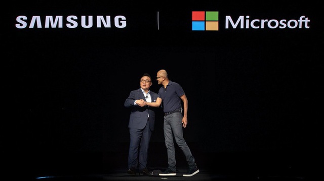 Nhiều năm là bạn thân với Apple, giờ Microsoft lại muốn bắt cá hai tay khi làm thân với Samsung nữa - Ảnh 2.