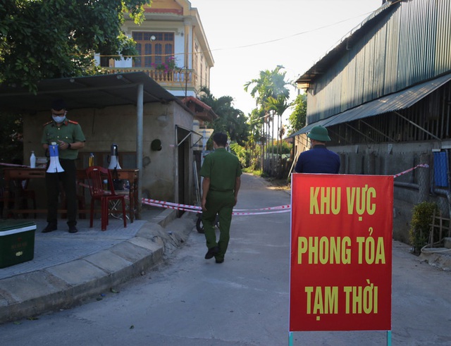  Hai bệnh nhân Covid-19 số 832, 833 đến hàng loạt ngân hàng, đi siêu thị, bưu điện  - Ảnh 1.