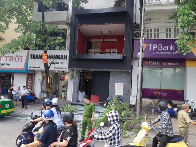 Hà Nội: Sau tiếng nổ lớn, mảnh kính tòa nhà văng xuống đường trúng ô tô khiến 2 người nhập viện cấp cứu - Ảnh 7.