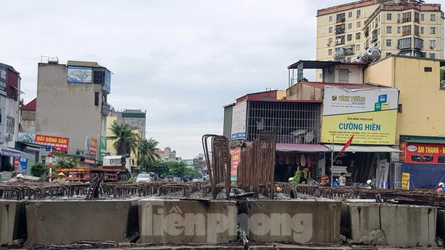  Giữa Thủ đô, đoạn đường nghìn tỷ chi chít ổ trâu, ổ gà” vì 18 năm làm chưa xong - Ảnh 7.
