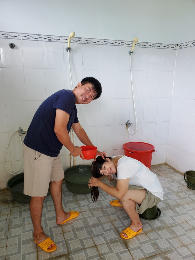 Mẹ bầu 9X xinh đẹp xúc động vì chồng soái ca giúp gội đầu trong khu cách ly và nỗi lòng của người mẹ sinh con thời dịch - Ảnh 1. Mẹ bầu 9X xinh đẹp xúc động vì chồng soái ca giúp gội đầu trong khu cách ly và nỗi lòng của người mẹ sinh con thời dịch - Ảnh 1.