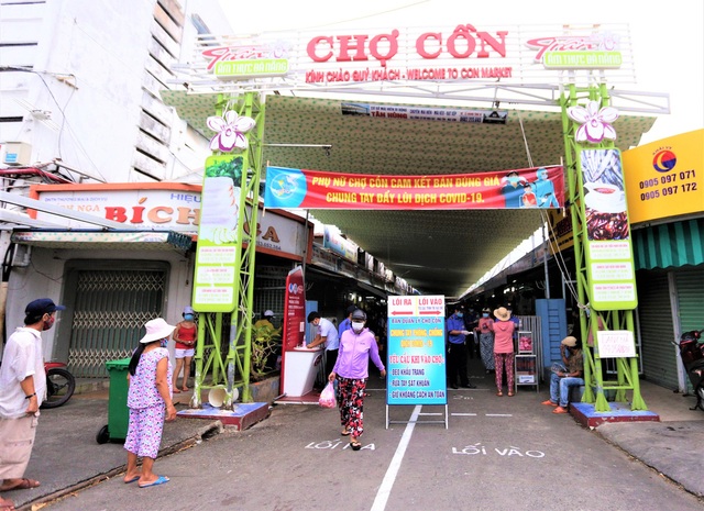 Ảnh: Ngày đầu người dân Đà Nẵng thực hiện đi chợ bằng phiếu ngày chẵn lẻ - Ảnh 1.