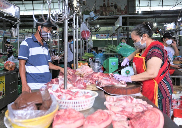 Ảnh: Ngày đầu người dân Đà Nẵng thực hiện đi chợ bằng phiếu ngày chẵn lẻ - Ảnh 17.