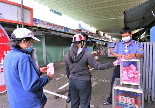 Ảnh: Ngày đầu người dân Đà Nẵng thực hiện đi chợ bằng phiếu ngày chẵn lẻ - Ảnh 3.