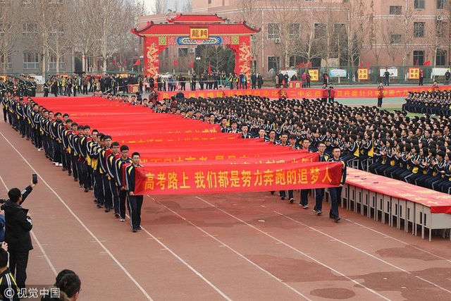 Bên trong trường chuyên khắc nghiệt hàng đầu Trung Quốc: Học 15 tiếng/ngày, phải xây rào chắn ngăn học sinh tự tử - Ảnh 3.