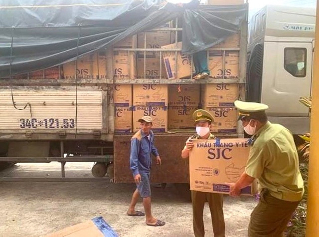 Bắt giữ xe tải chở hàng trăm nghìn khẩu trang y tế lậu từ Nam ra Bắc - Ảnh 1. Bắt giữ xe tải chở hàng trăm nghìn khẩu trang y tế lậu từ Nam ra Bắc - Ảnh 1.