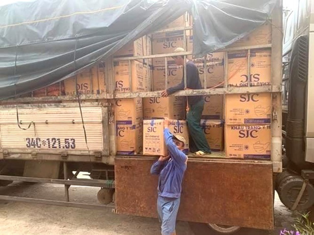  Bắt giữ xe tải chở hàng trăm nghìn khẩu trang y tế lậu từ Nam ra Bắc - Ảnh 2.