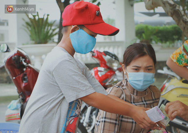 Bố bỏ nhà theo vợ nhỏ, bé trai 9 tuổi đi bán vé số khắp Sài Gòn kiếm tiền chữa bệnh cho người mẹ tật nguyền - Ảnh 11.