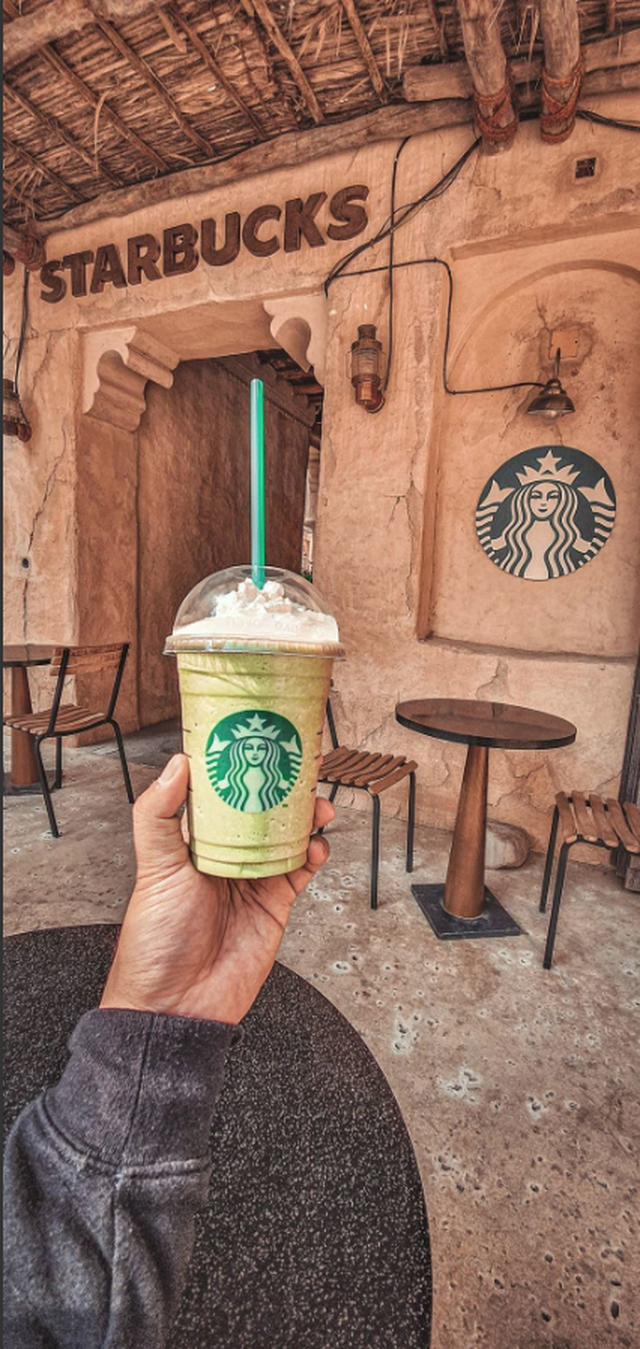 Cửa hàng Starbucks tại xứ siêu giàu gây bất ngờ với mái lá, tường nứt cũ kỹ như nhà đất Việt Nam - Ảnh 12.