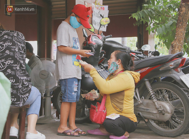 Bố bỏ nhà theo vợ nhỏ, bé trai 9 tuổi đi bán vé số khắp Sài Gòn kiếm tiền chữa bệnh cho người mẹ tật nguyền - Ảnh 13.