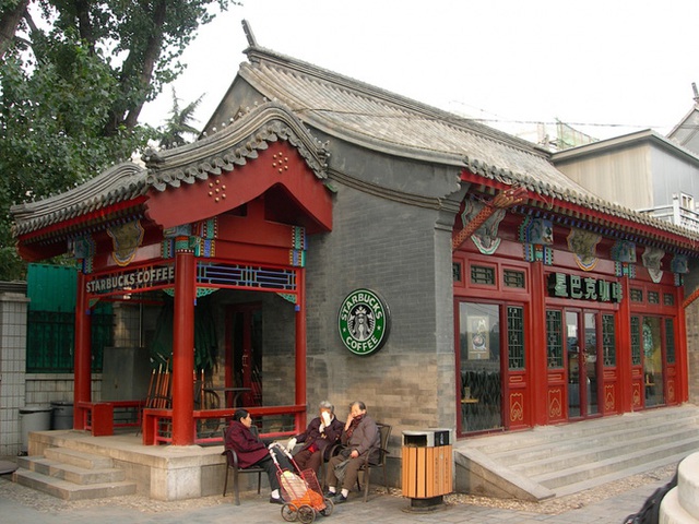 Cửa hàng Starbucks tại xứ siêu giàu gây bất ngờ với mái lá, tường nứt cũ kỹ như nhà đất Việt Nam - Ảnh 13.