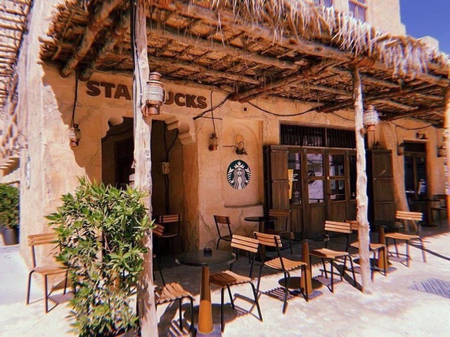 Cửa hàng Starbucks tại xứ siêu giàu gây bất ngờ với mái lá, tường nứt cũ kỹ như nhà đất Việt Nam - Ảnh 4.