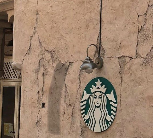 Cửa hàng Starbucks tại xứ siêu giàu gây bất ngờ với mái lá, tường nứt cũ kỹ như nhà đất Việt Nam - Ảnh 7.