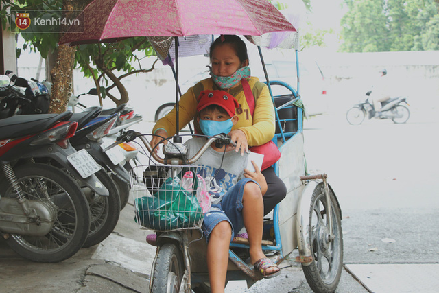 Bố bỏ nhà theo vợ nhỏ, bé trai 9 tuổi đi bán vé số khắp Sài Gòn kiếm tiền chữa bệnh cho người mẹ tật nguyền - Ảnh 8.