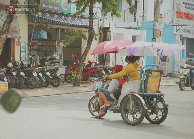 Bố bỏ nhà theo vợ nhỏ, bé trai 9 tuổi đi bán vé số khắp Sài Gòn kiếm tiền chữa bệnh cho người mẹ tật nguyền - Ảnh 9.