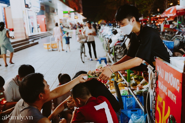 Hàu nướng 5k đổ bộ vào khắp nơi tại Hà Nội, chủ cửa hàng bán mỏi tay, thực khách kéo đến ầm ầm vì được ăn đặc sản ở... hè phố - Ảnh 15.