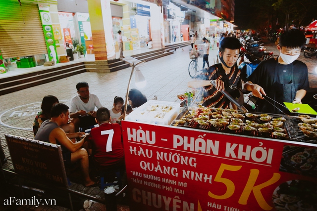 Hàu nướng 5k đổ bộ vào khắp nơi tại Hà Nội, chủ cửa hàng bán mỏi tay, thực khách kéo đến ầm ầm vì được ăn đặc sản ở... hè phố - Ảnh 20.