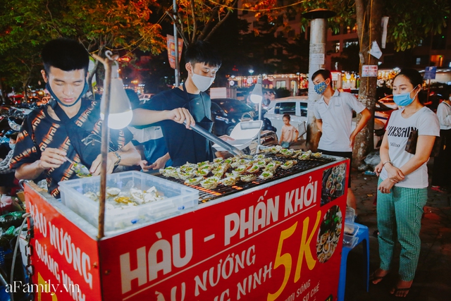 Hàu nướng 5k đổ bộ vào khắp nơi tại Hà Nội, chủ cửa hàng bán mỏi tay, thực khách kéo đến ầm ầm vì được ăn đặc sản ở... hè phố - Ảnh 10.