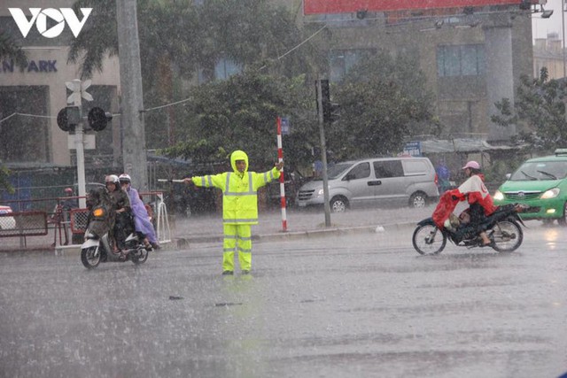 Dự báo thời tiết ngày 18/8: Cảnh báo tiếp tục mưa lớn tại Hà Nội - Ảnh 1.