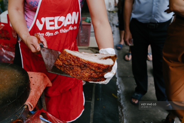 Có hàng thịt quay vỉa hè 30 năm tuổi ngon nức tiếng ở Hà Nội, không biển hiệu nhưng chiều nào cũng nườm nượp khách xếp hàng - Ảnh 11.