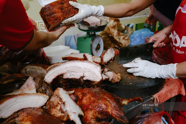Có hàng thịt quay vỉa hè 30 năm tuổi ngon nức tiếng ở Hà Nội, không biển hiệu nhưng chiều nào cũng nườm nượp khách xếp hàng - Ảnh 12.
