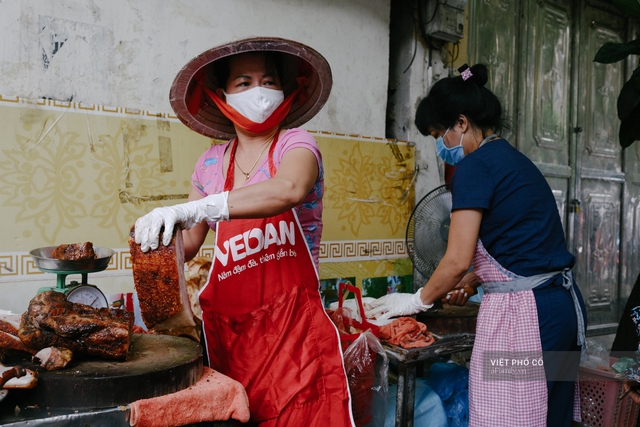 Có hàng thịt quay vỉa hè 30 năm tuổi ngon nức tiếng ở Hà Nội, không biển hiệu nhưng chiều nào cũng nườm nượp khách xếp hàng - Ảnh 13.