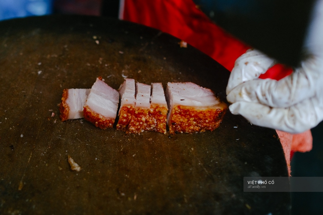 Có hàng thịt quay vỉa hè 30 năm tuổi ngon nức tiếng ở Hà Nội, không biển hiệu nhưng chiều nào cũng nườm nượp khách xếp hàng - Ảnh 7.