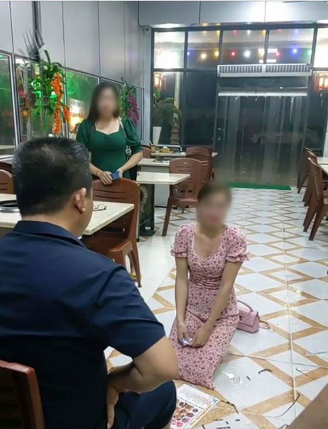 Công an vào cuộc xác minh clip người phụ nữ ở Bắc Ninh phải quỳ gối xin lỗi vì đăng bài bóc phốt đồ ăn của quán nướng có sán - Ảnh 1.