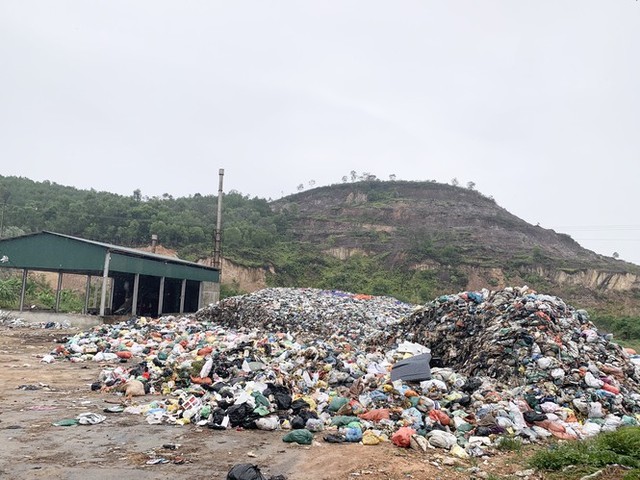 Lò đốt tiền tỷ vừa dùng đã bỏ không, hơn 2.000 tấn rác chất như núi - Ảnh 1.