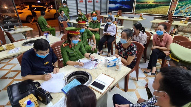 Chủ quán nướng ở Bắc Ninh bắt nữ khách hàng quỳ gối bị phạt hơn 30 triệu đồng - Ảnh 2.