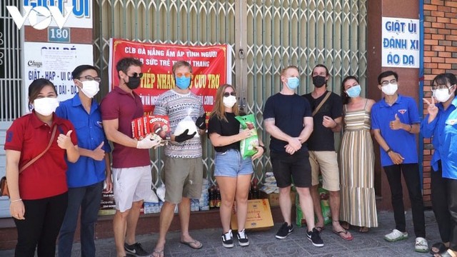 Người nước ngoài hỗ trợ dân nghèo tại Đà Nẵng chống dịch Covid-19 - Ảnh 1.