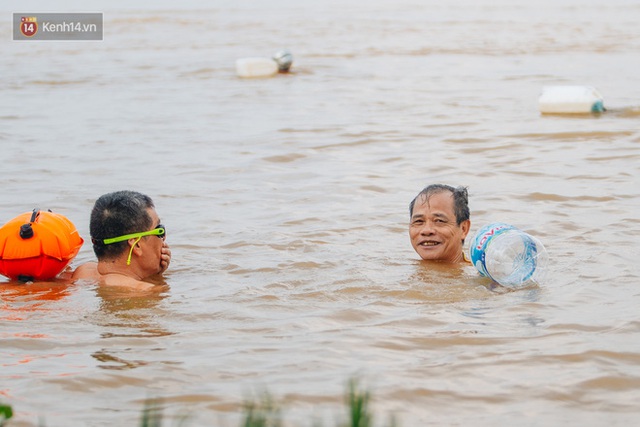 Ảnh, clip: Nước sông Hồng dâng cao, người dân Hà Nội bì bõm tập thể dục - Ảnh 16.