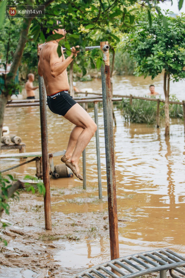 Ảnh, clip: Nước sông Hồng dâng cao, người dân Hà Nội bì bõm tập thể dục - Ảnh 9.