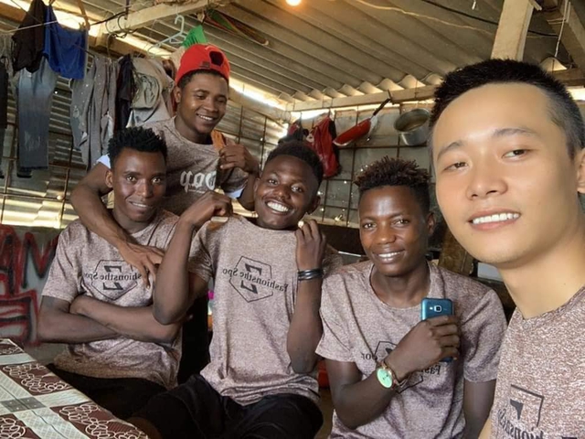 Review cuộc sống ở châu Phi, youtuber Việt đạt 1 triệu đăng ký sau 1 năm, thu nhập vài trăm triệu/tháng, thường xuyên làm từ thiện cho người nghèo - Ảnh 3.