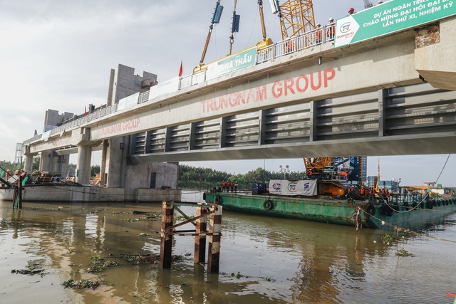 Cận cảnh cống ngăn triều lớn nhất Việt Nam của dự án chống ngập 10.000 tỷ đồng ở Sài Gòn vừa được lắp cửa van 460 tấn - Ảnh 3.
