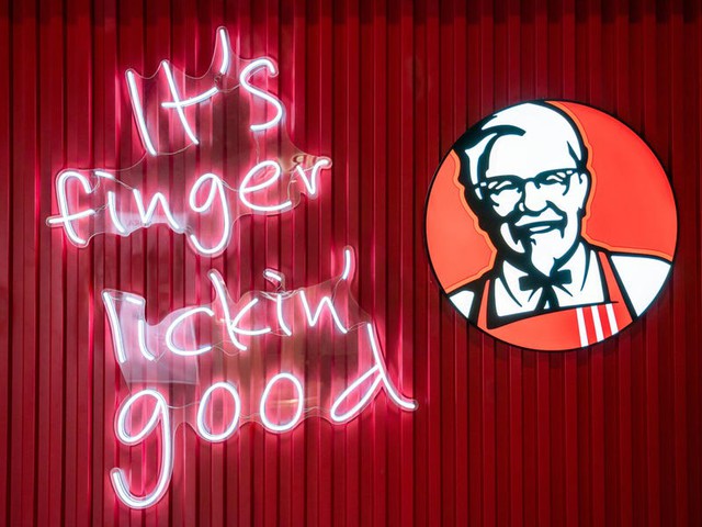 Sau 64 năm, KFC phải ngừng dùng slogan ‘Vị ngon trên từng ngón tay’ vì không ‘hợp thời’ với Covid-19 - Ảnh 2.