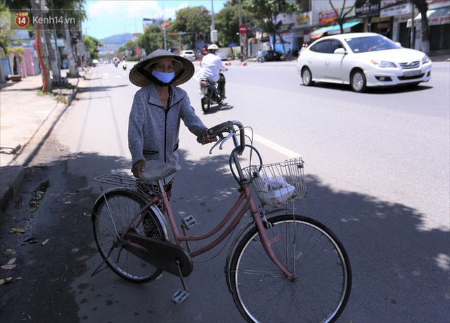 Sinh viên, người nghèo Đà Nẵng xếp hàng dài, cách nhau 2m chờ nhận cơm miễn phí trong dịch Covid-19 - Ảnh 13.