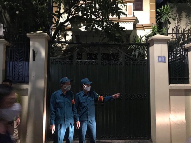 [NÓNG] Công an khám nhà ông Nguyễn Đức Chung, Chủ tịch UBND TP Hà Nội, đưa đi một số thùng tài liệu - Ảnh 10.