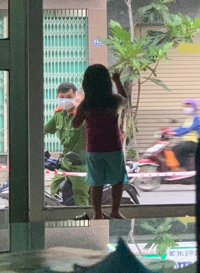 Hình ảnh chiến sĩ công an vùng tâm dịch Đà Nẵng đi qua nhà, vẫy chào con gái qua khung cửa kính gây xúc động - Ảnh 2.