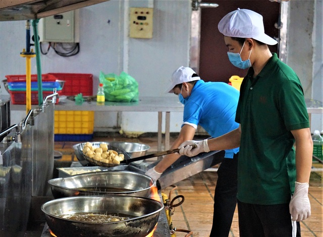 Người Đà Nẵng nấu hàng nghìn suất ăn VIP phục vụ miễn phí 3 Bệnh viện đang bị cách ly - Ảnh 1.