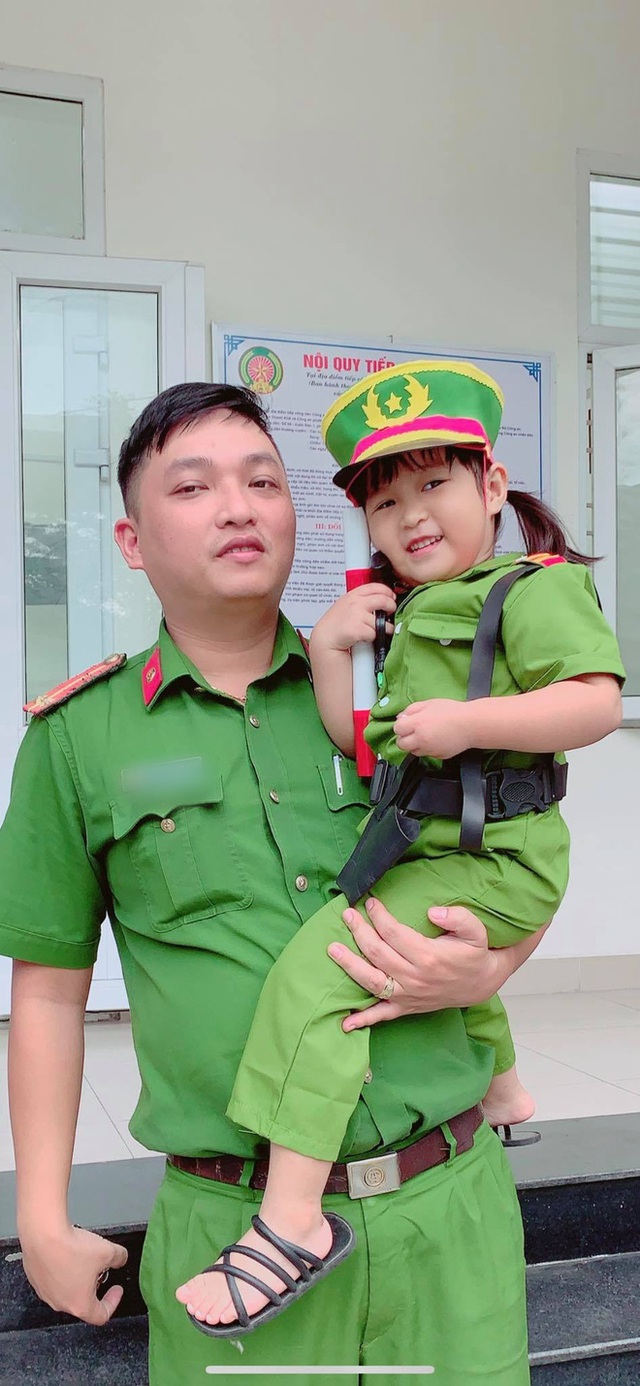 Hình ảnh chiến sĩ công an vùng tâm dịch Đà Nẵng đi qua nhà, vẫy chào con gái qua khung cửa kính gây xúc động - Ảnh 3.