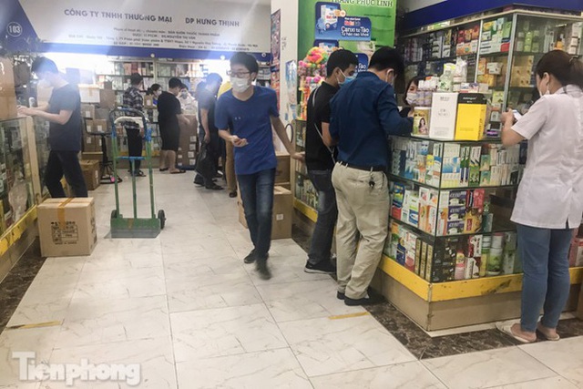 Dân mỏi mắt tìm mua khẩu trang y tế ở chợ thuốc lớn nhất Hà Nội - Ảnh 2. Dân mỏi mắt tìm mua khẩu trang y tế ở chợ thuốc lớn nhất Hà Nội - Ảnh 2.