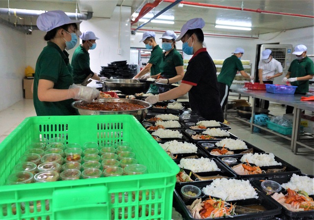 Người Đà Nẵng nấu hàng nghìn suất ăn VIP phục vụ miễn phí 3 Bệnh viện đang bị cách ly - Ảnh 3.