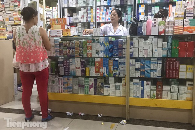 Dân mỏi mắt tìm mua khẩu trang y tế ở chợ thuốc lớn nhất Hà Nội - Ảnh 3. Dân mỏi mắt tìm mua khẩu trang y tế ở chợ thuốc lớn nhất Hà Nội - Ảnh 3.