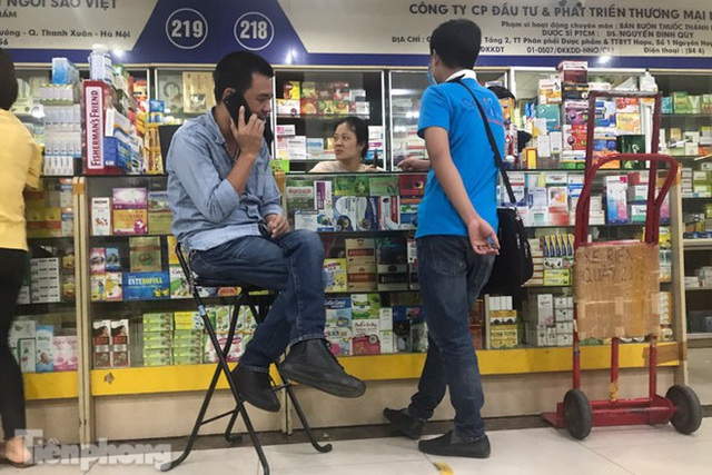  Dân mỏi mắt tìm mua khẩu trang y tế ở chợ thuốc lớn nhất Hà Nội - Ảnh 5.